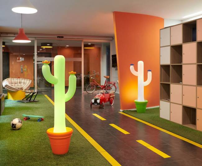 Светильник пластиковый напольный Cactus Lighting белый, пламенный красный 540х420х1300 мм Светильник пластиковый напольный Cactus Lighting белый, пламенный красный 540х420х1300 мм