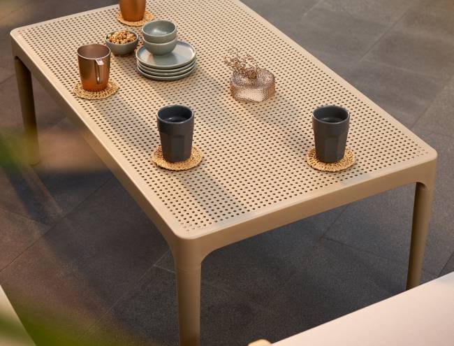 Столик пластиковый журнальный Sky Lounge Table бежевый 1000х600х400 мм Столик пластиковый журнальный Sky Lounge Table бежевый 1000х600х400 мм